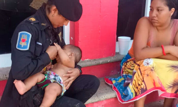 Mujer policía amamanta a bebé que no había comido en Acapulco