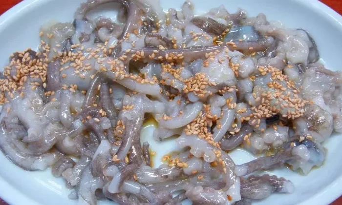 Muere tras ahogarse con un plato de pulpo vivo