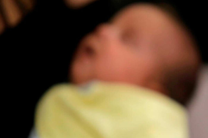 Bebé abandonada en los baños de una iglesia conmociona a la comunidad en Michoacán