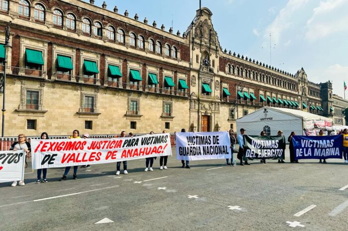 CLAUSURAN SIMBOLICAMENTE PALACIO NACIONAL, FGR Y CNDH“POR FALLARLES A LAS VICTIMAS”