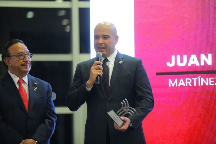 SIGUEN RECONOCIMIENTOS AL GOBIERNO MUNICIPAL; GALARDONAN A JUAN ÁNGEL MARTÍNEZ SALAZAR COMO FUNCIONARIO DEL AÑO