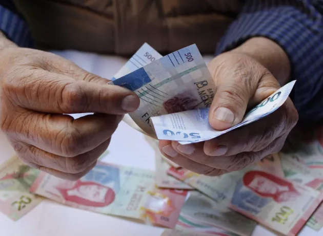 ¡Abuelita, te amo!: Hoy entregan primera mitad de  aguinaldo a jubilados del Issste