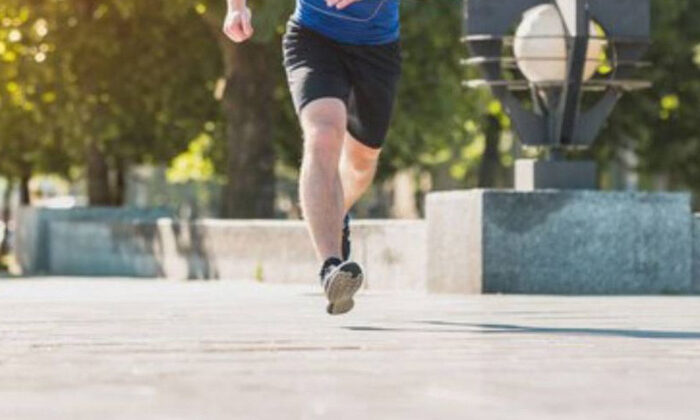 Sale a correr con sus perros y asesina a indigente por “estorbar” en su camino