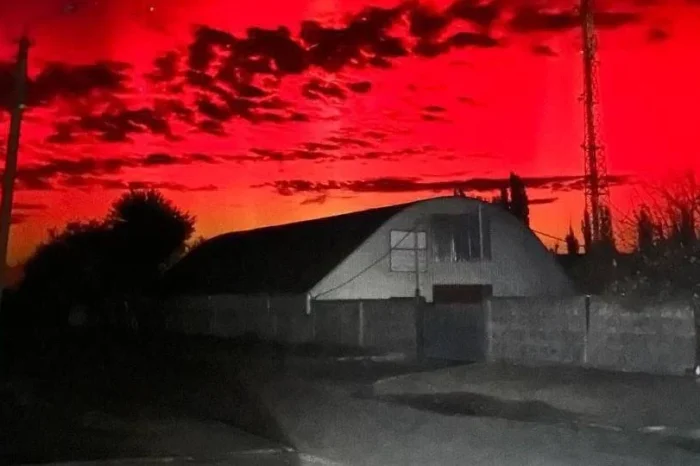 Cielo se tiñe de rojo en Rusia: ¿Qué causó este fenómeno?