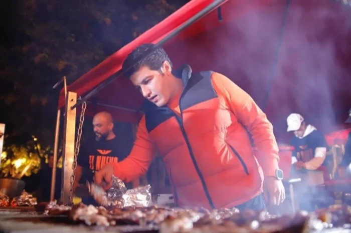 Samuel García hace carne asada y se reúne con jóvenes en Saltillo