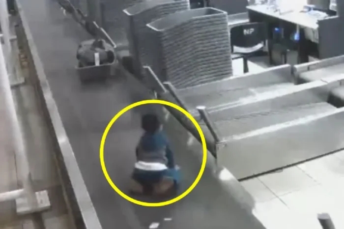 Niño es arrastrado por banda transportadora de maletas en aeropuerto