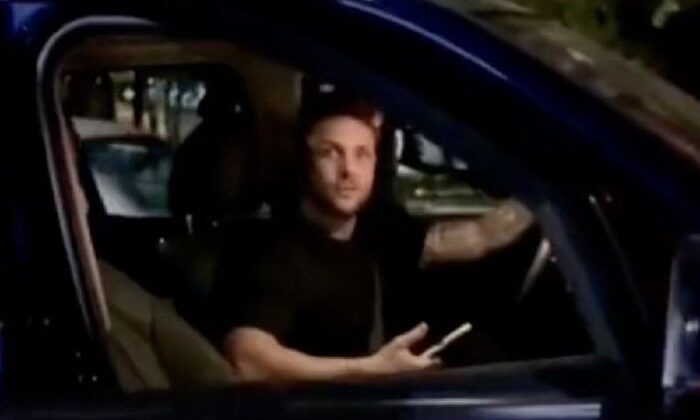 Nicola Porcella les da raid en su camioneta a fans