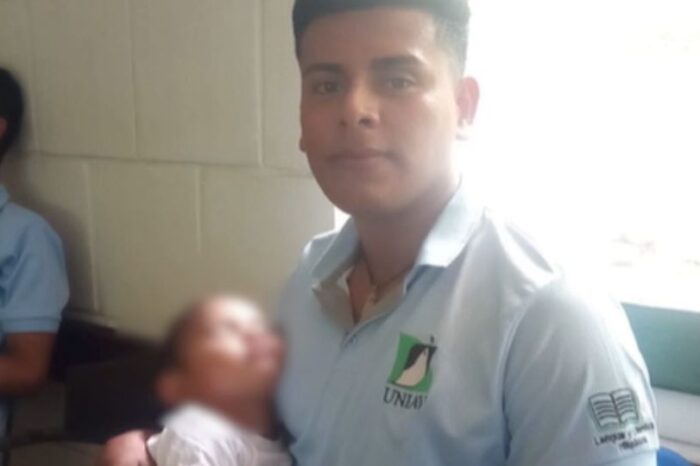 Papá primerizo se hace viral por asistir a clases con su hija