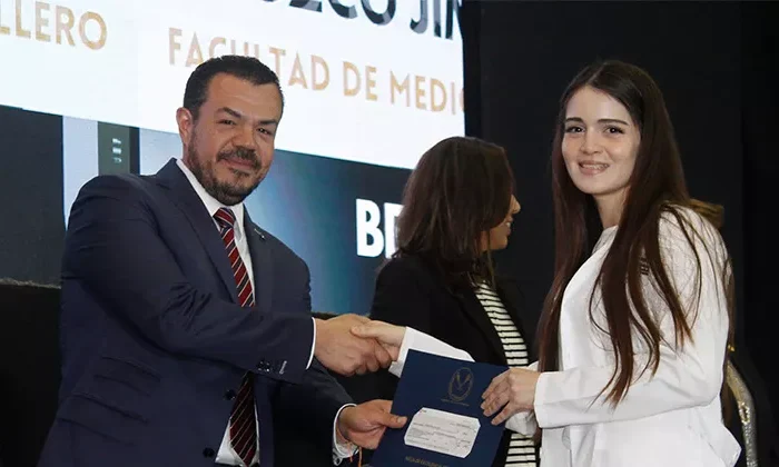 Entregan becas a estudiantes de excelencia