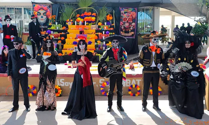 Rinde Cobat #18 homenaje a Carlos Cantú Rosas con altar de muertos