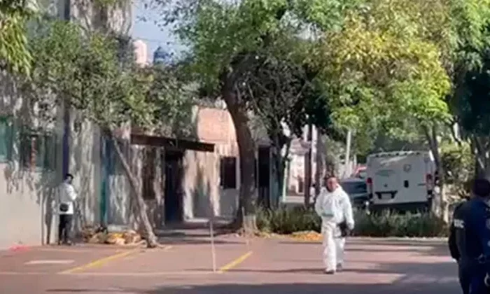 Hallan a un bebé muerto en una banqueta de la CDMX