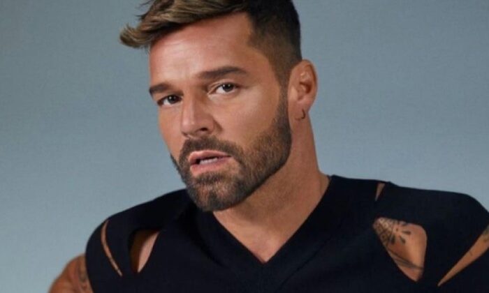 Mujer paga 90 mil dólares por besar en la boca a Ricky Martin