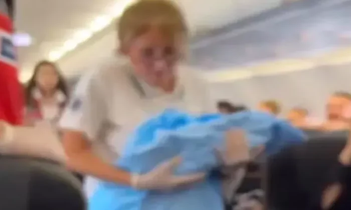 Mujer da a luz en pleno vuelo; fue apoyada por azafatas y pasajeros