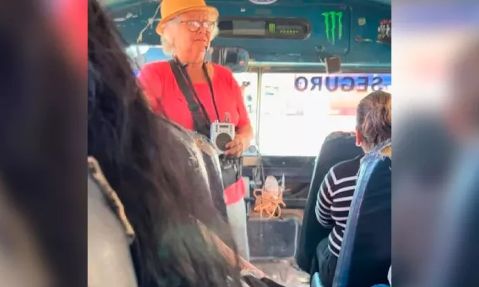 A los 64 años canta en camiones para recolectar dinero y buscar a su hijo desaparecido