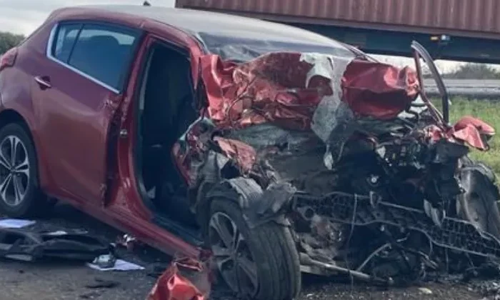 Mueren dos jóvenes; chocan contra tráiler