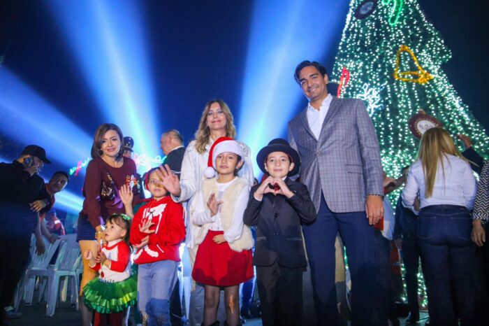 Acompañado por más de 7 Mil reynosenses el Alcalde Carlos Peña Ortiz encendió el Pino de Navidad