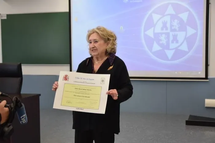 Abuelita recoge su Título 70 años después 