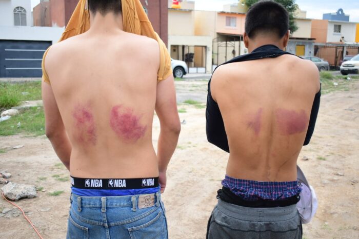 Soldados golpean y torturan a dos jóvenes; uno de ellos menor de edad