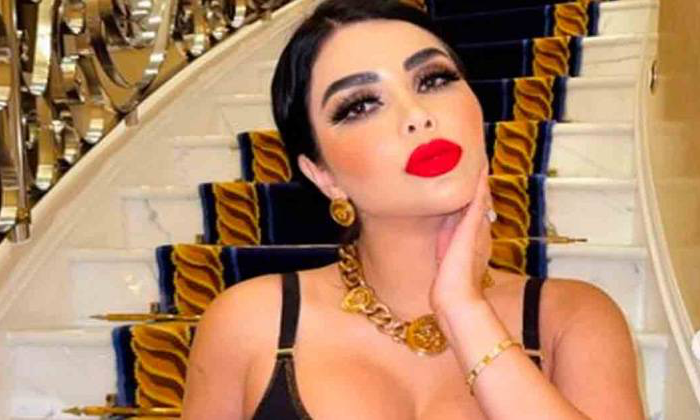 Influencer acosa a empleado y enseña foto íntima en transmisión en vivo