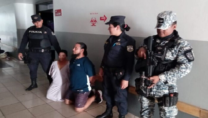 Mujer se hace pasar por enfermera y se roba un bebé en su mochila