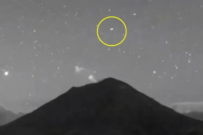 Captan extraña luz sobre el Volcán Popocatépetl