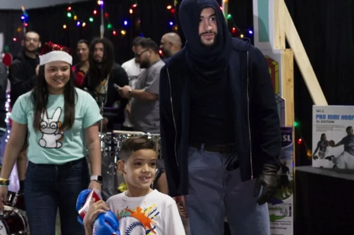 Bad Bunny entrega en Puerto Rico obsequios navideños a niños y jóvenes