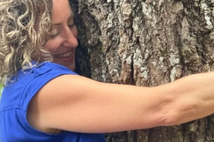 Mujer se declara 'ecosexual' tras sentirse atraída por un árbol en Canadá