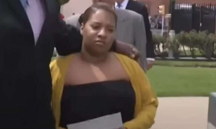 Niño de 6 años dispara a su profesora en EU; encarcelan a la madre del menor