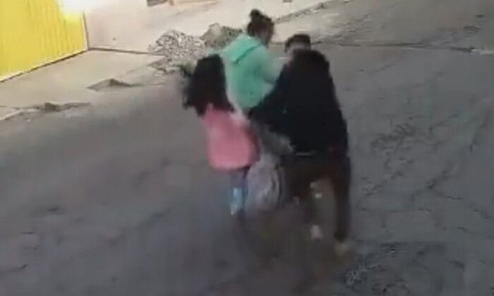 Mujer evita que le roben a su hija; enfrenta a delincuente