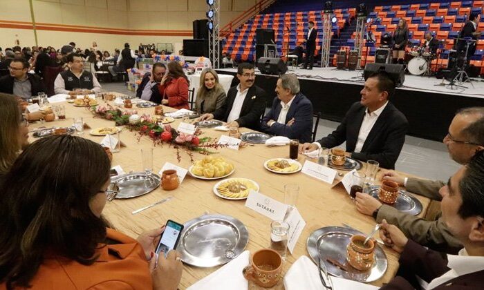 Compañerismo y armonía en festejo navideño de la UAT