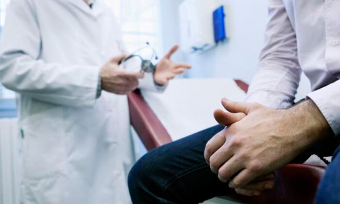 Mueren más hombres por cáncer de mama