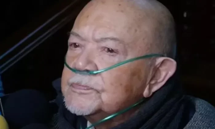Sergio Corona reaparece con tanque de oxígeno a sus 95 años