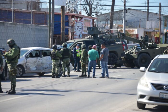 Militares se pasan alto y provocan choque; hay un lesionado, y múltiples daños