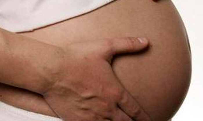 Hombre trans descubre que está embarazado cuando iba a hacerse la histerectomía