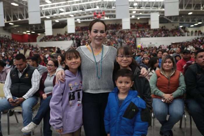 DISFRUTAN MILES DE FAMILIAS NEOLAREDENSES GRAN FESTIVAL DE REYES MAGOS