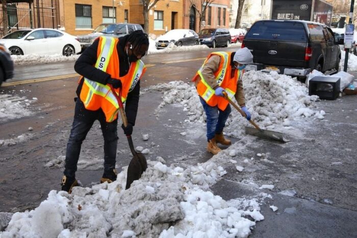 ¿Te animas? Esto paga Nueva York si trabajas limpiando nieve en la ciudad