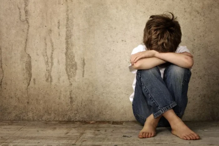 Condenan a madre por abandonar a su hijo; vivió solo 2 años y comía en la calle