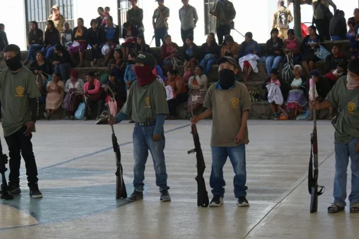 En Guerrero 20 niños toman las armas para cuidar de su comunidad