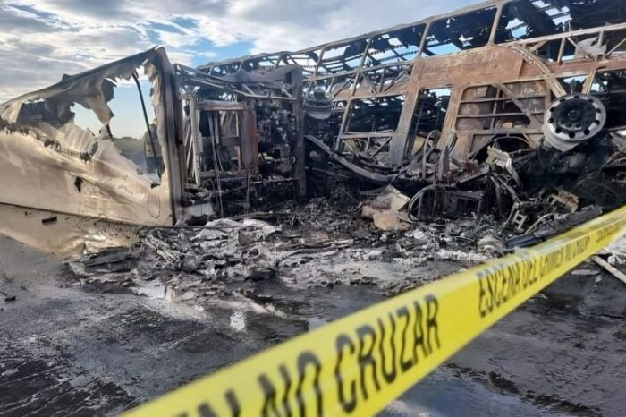 Choque entre autobús de pasajeros y tráiler deja 22 fallecidos en Sinaloa