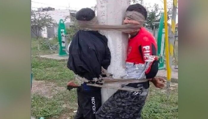 Sorprenden a dos ladrones y los amarran a un poste en NL