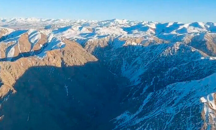 Avión ruso se estrella en montañas de Afganistan; buscan sobrevivientes