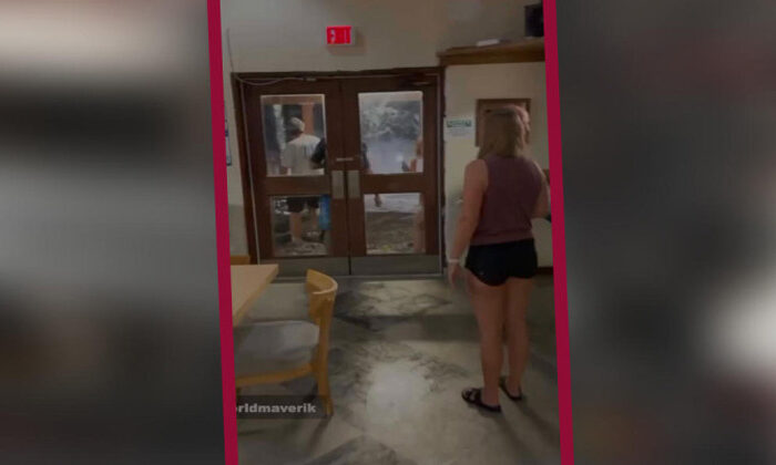 Enormes olas impactan contra base militar de Estados Unidos