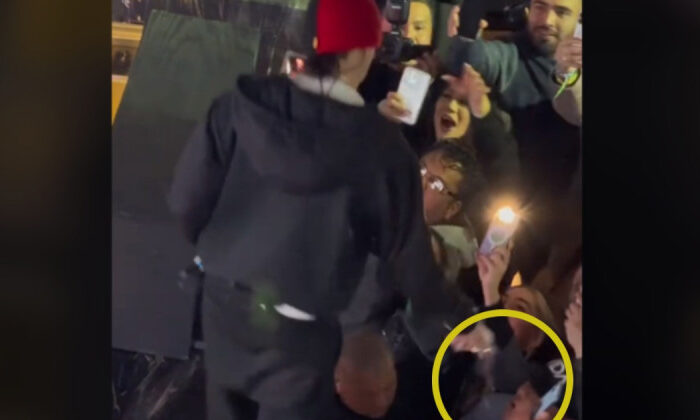 Peso Pluma avienta agua a fan y es criticado en redes