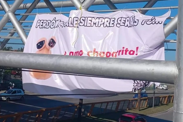 “Siempre serás tú”, pide perdón con lona en puente peatonal