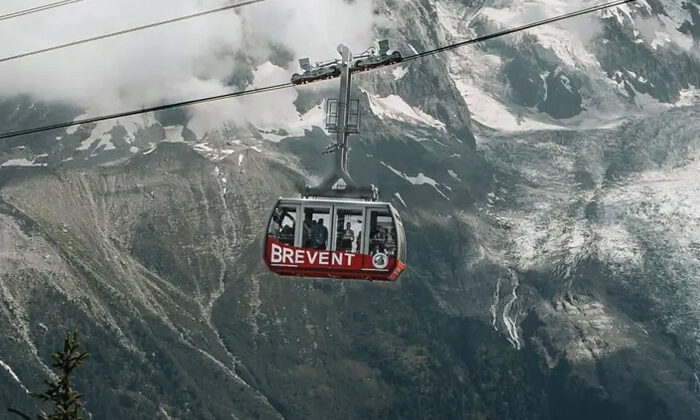 Mujer queda atrapada 15 horas en teleférico