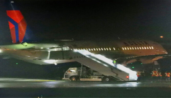 Encuentran un hombre muerto dentro del motor de un avión