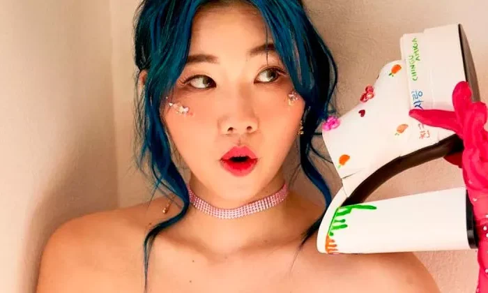 Cancelan a ‘Chingu Amiga’ por burlarse de la identidad de género