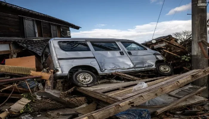 Después de 5 días rescatan a mujer de 90 años bajo los escombros en Japón