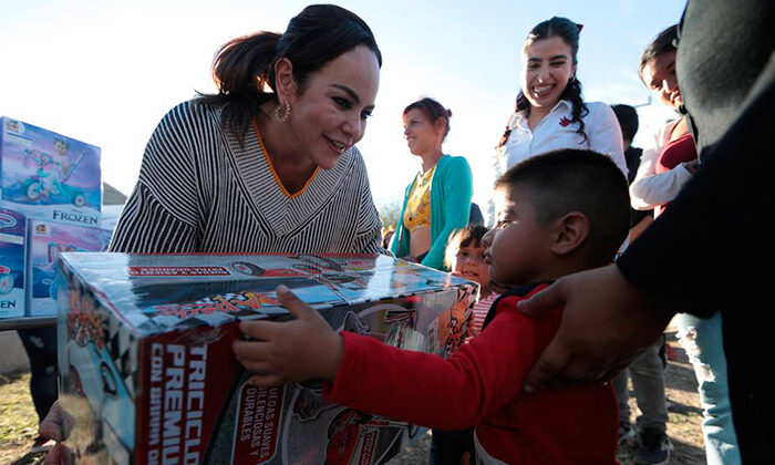 Comparte alcaldesa de Nuevo Laredo Día de Reyes magos en colonias del poniente