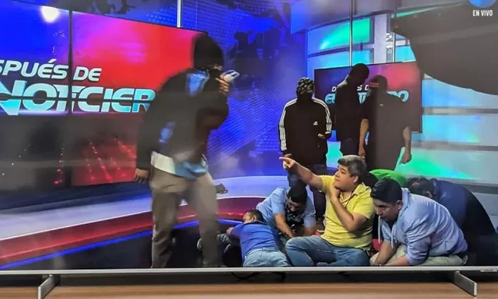 Policía detiene a 13 sujetos que armados tomaron un canal de televisión en Ecuador